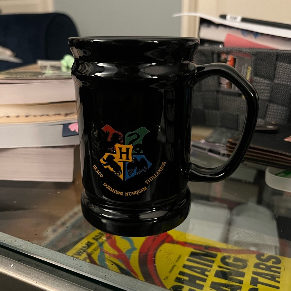 Hogwarts crest mug